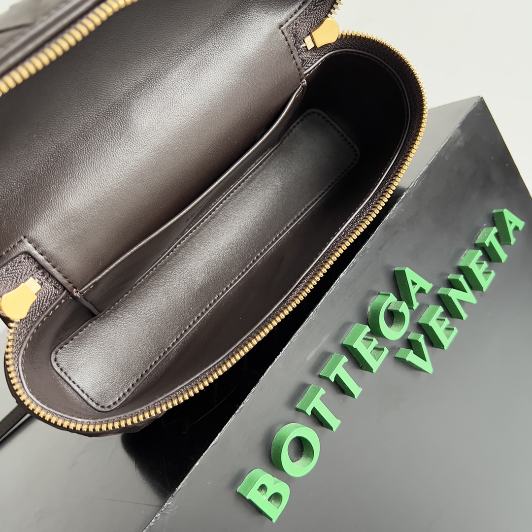 Bottega Veneta 2024 Woven Zippered Baguette Bag 789109