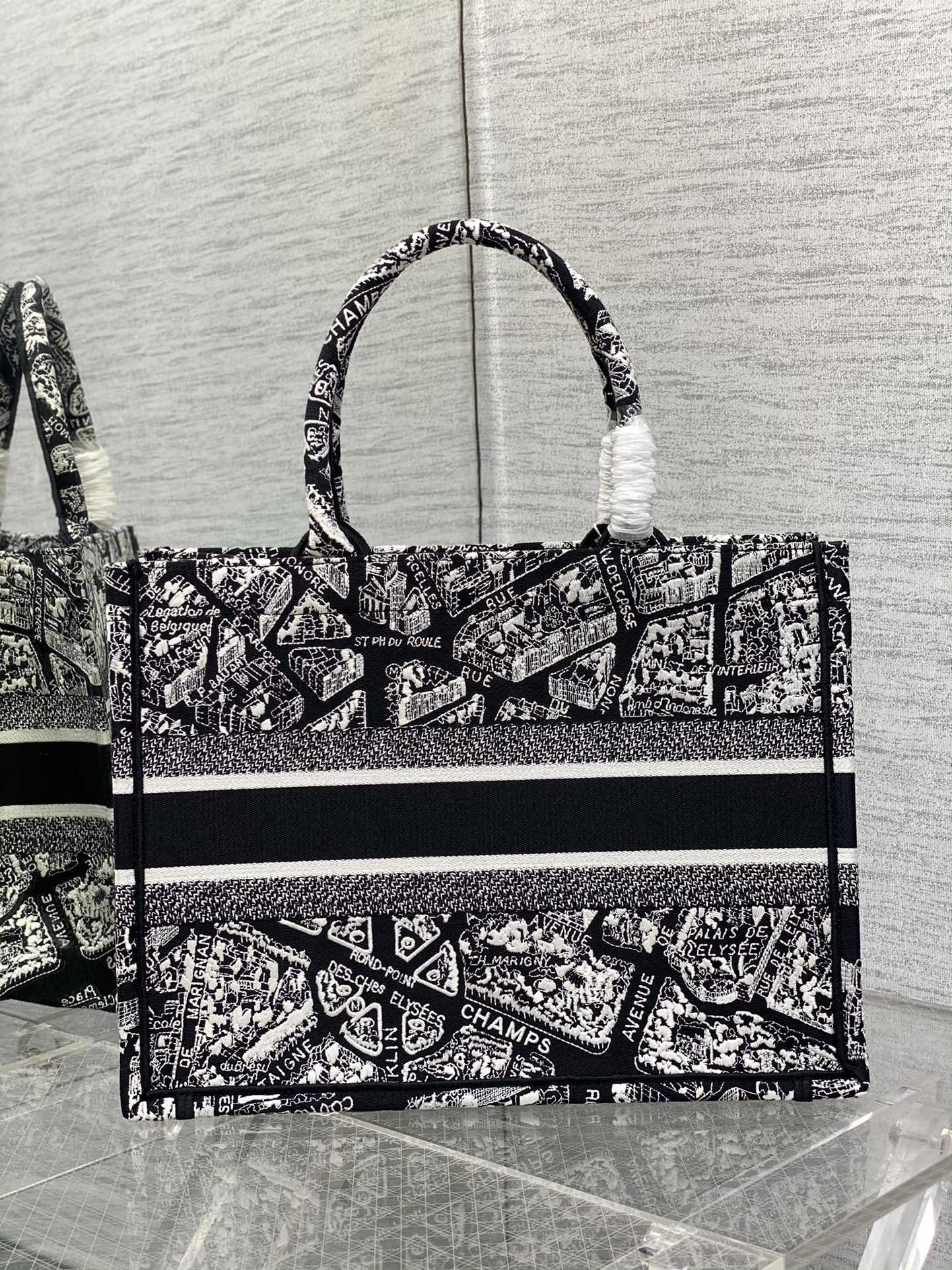 Dior embroidered tote bag medium