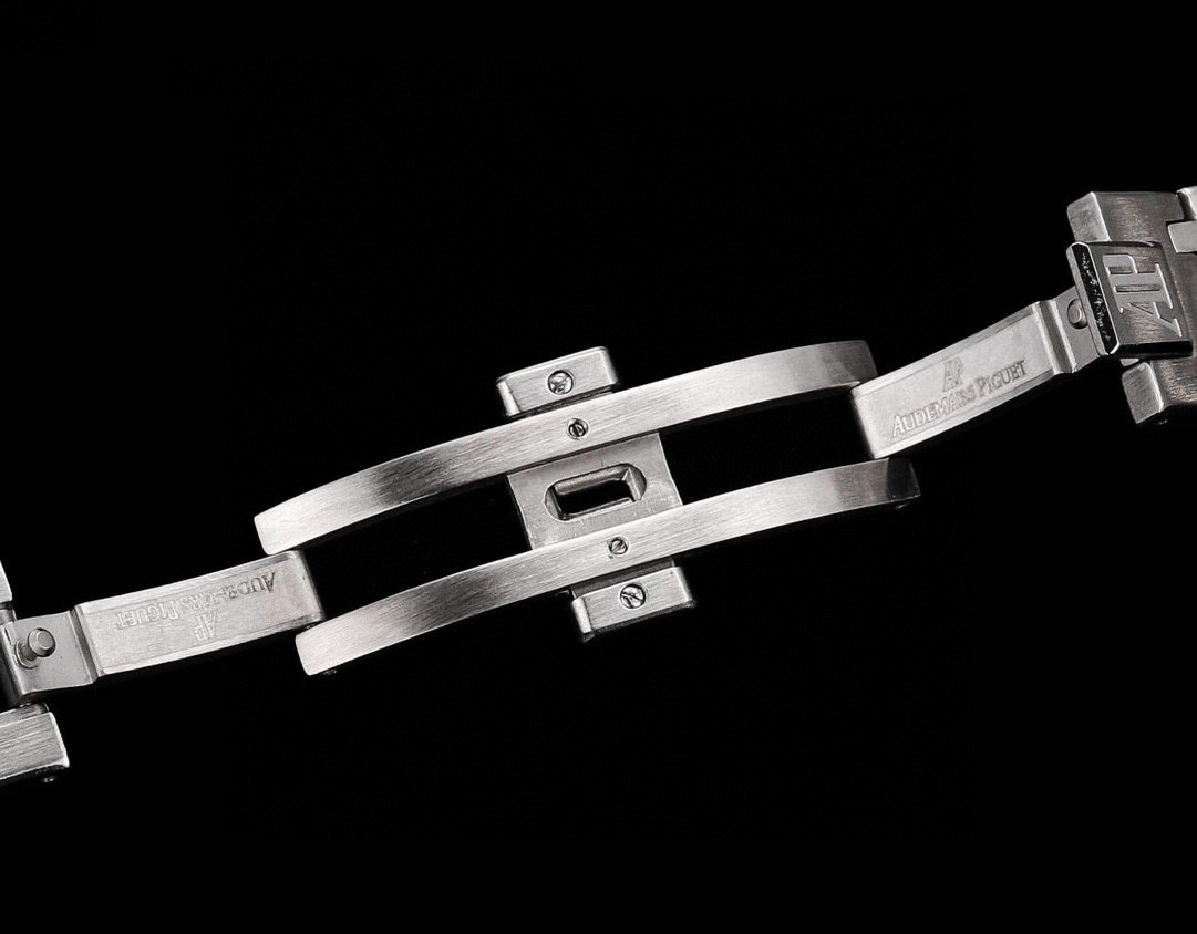 Audemars piguet Royal Oak series 26715BC.ZZ.1356BC.01