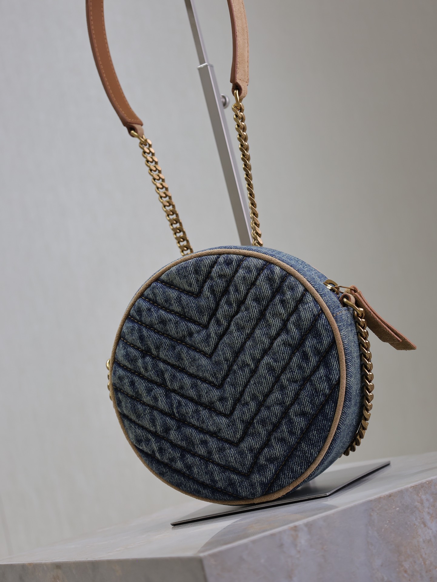 Yves Saint Laurent VINYLE round bag 610436