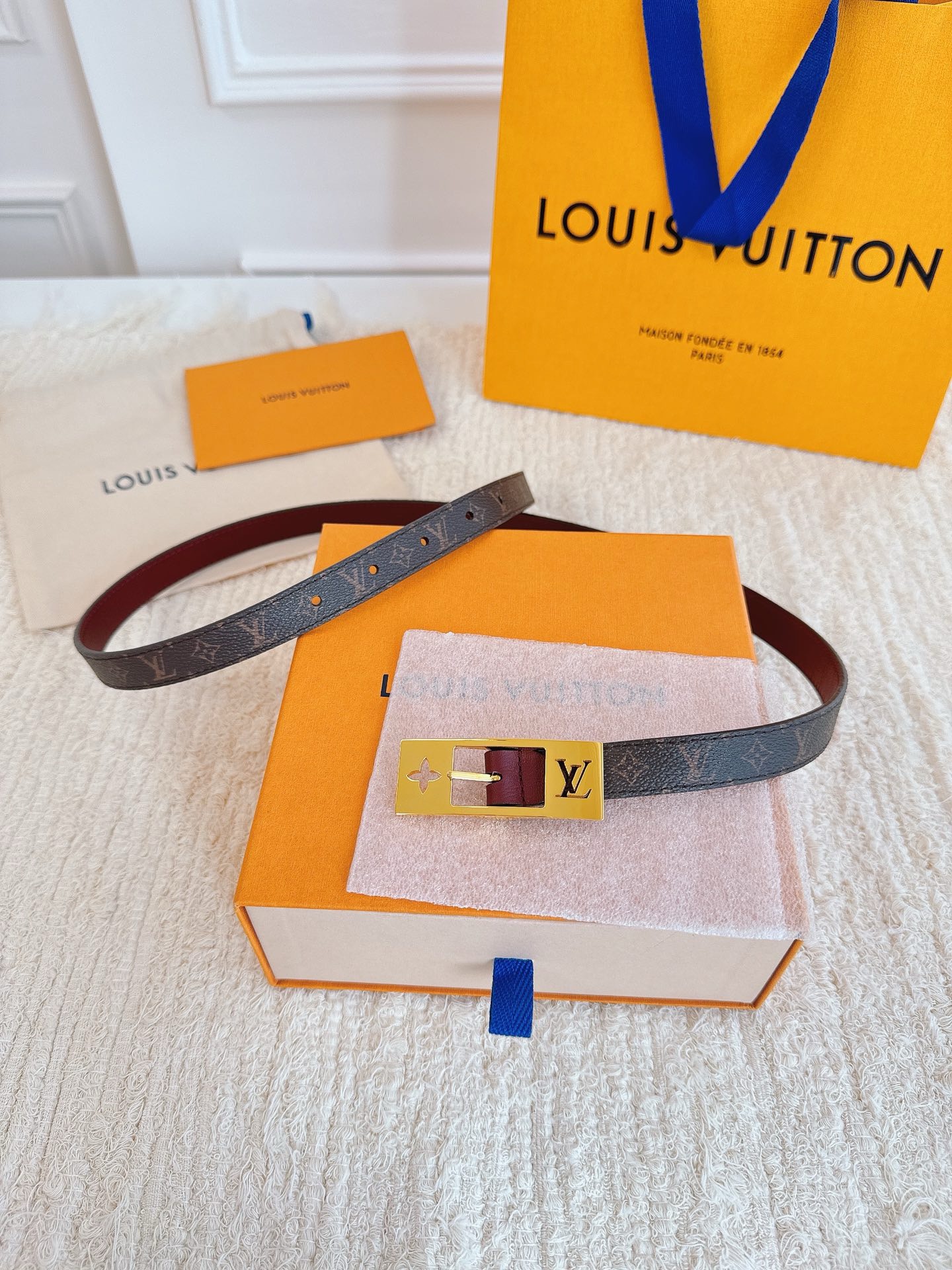Louis Vuitton double-faced leather women's belt with monogram pattern, 1.8cm wide