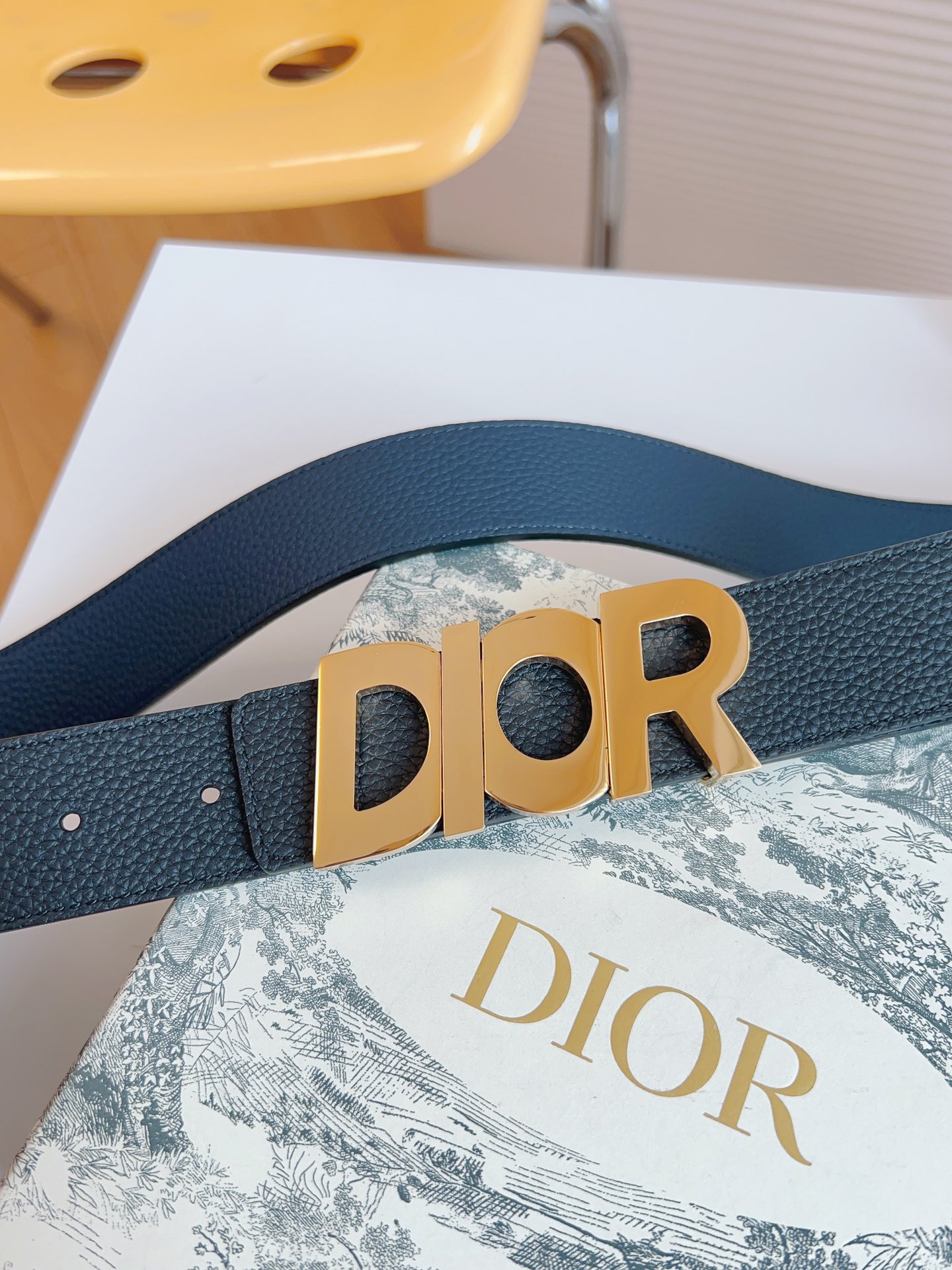 Dior double-sided leather belt with letter buckle, 3.5CM wide