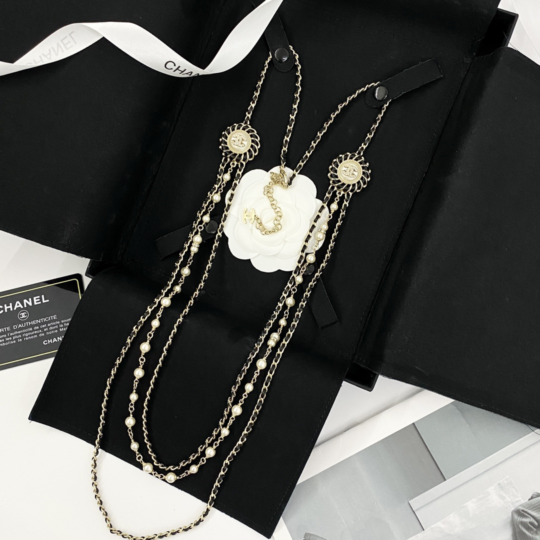 CHAN 24 round pearl black leather triple chain