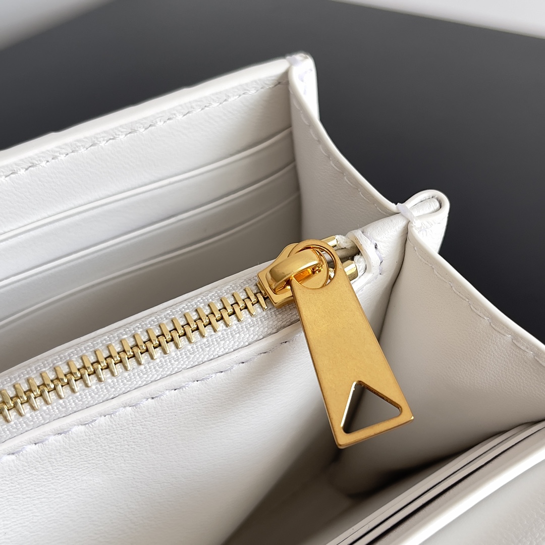 Bottega Veneta Andiamo Clutch Wallet 741504