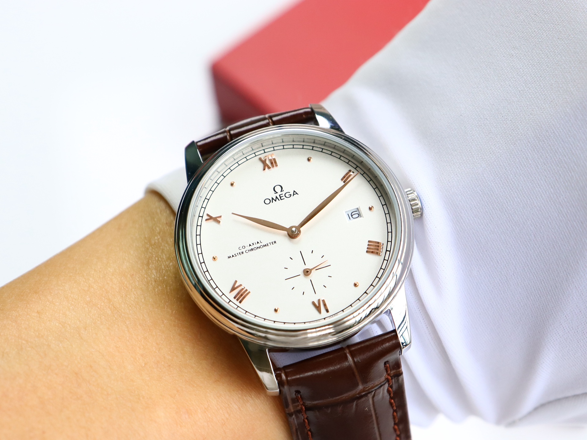 Omega De Ville series two-hand semi-mechanical men's watch