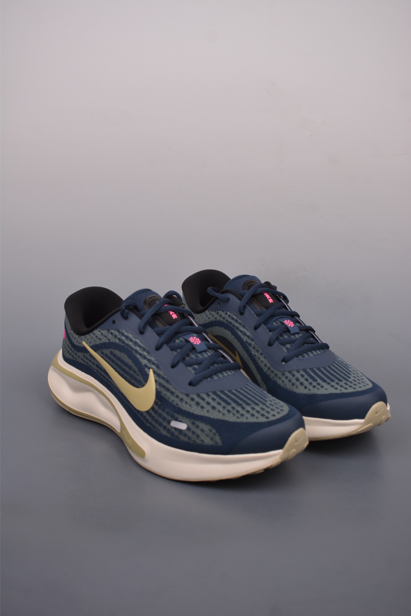 Nike Journey Run Dark Black Gold Hook Pink
