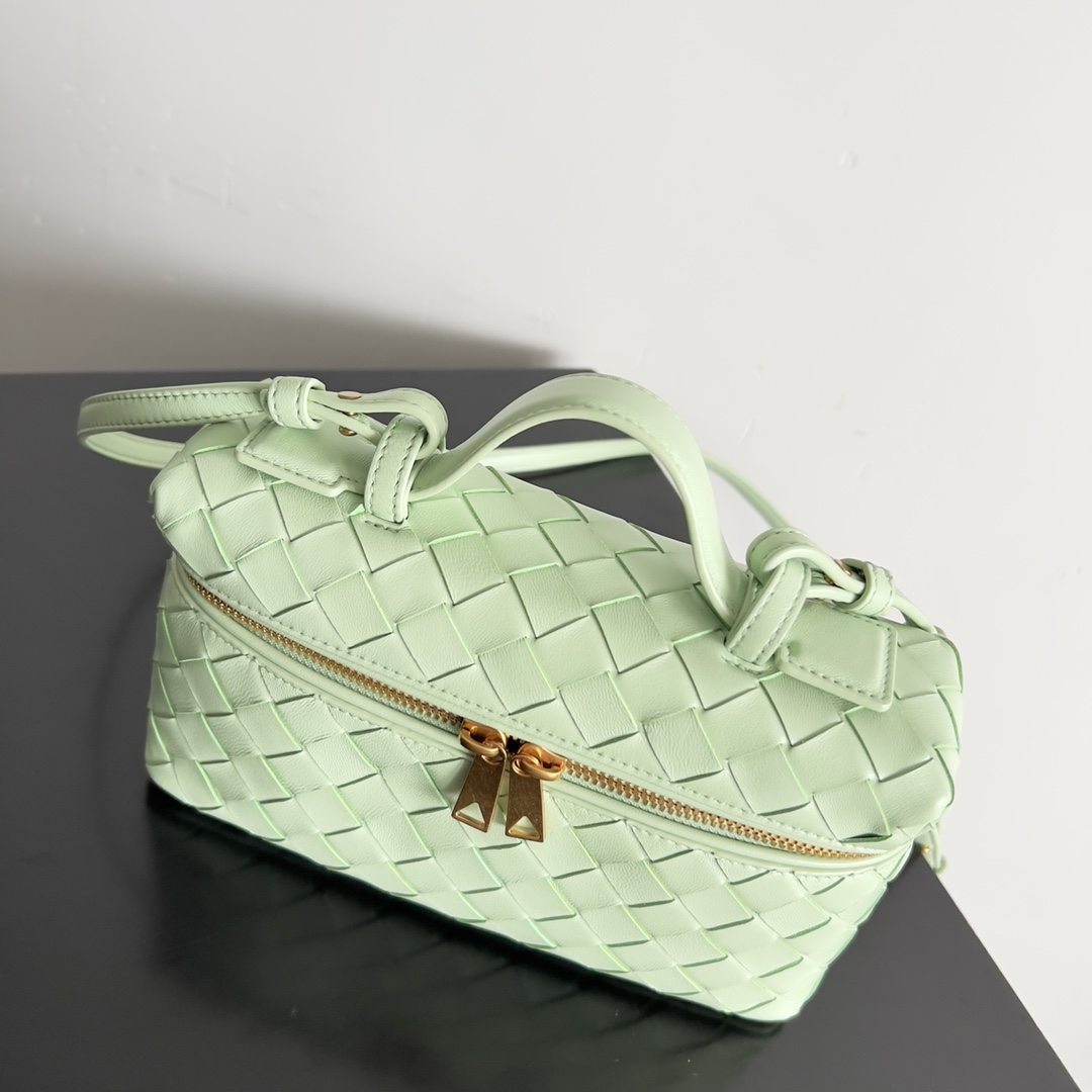 Bottega Veneta 2024 Woven Zippered Baguette Bag 789109