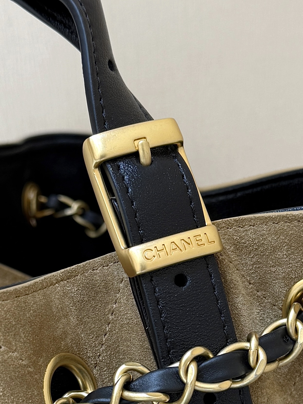Chanel 25A High-end Handicraft Workshop Suede Colorblock Vertical Hobo AS5636 00158