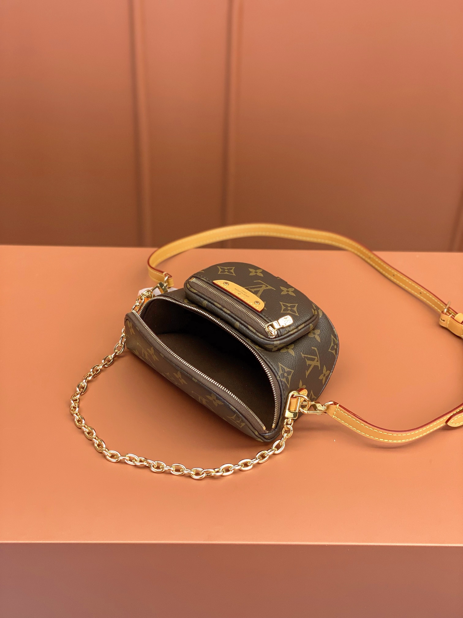 Louis Vuitton MINI BUMBAG Handbag M82335