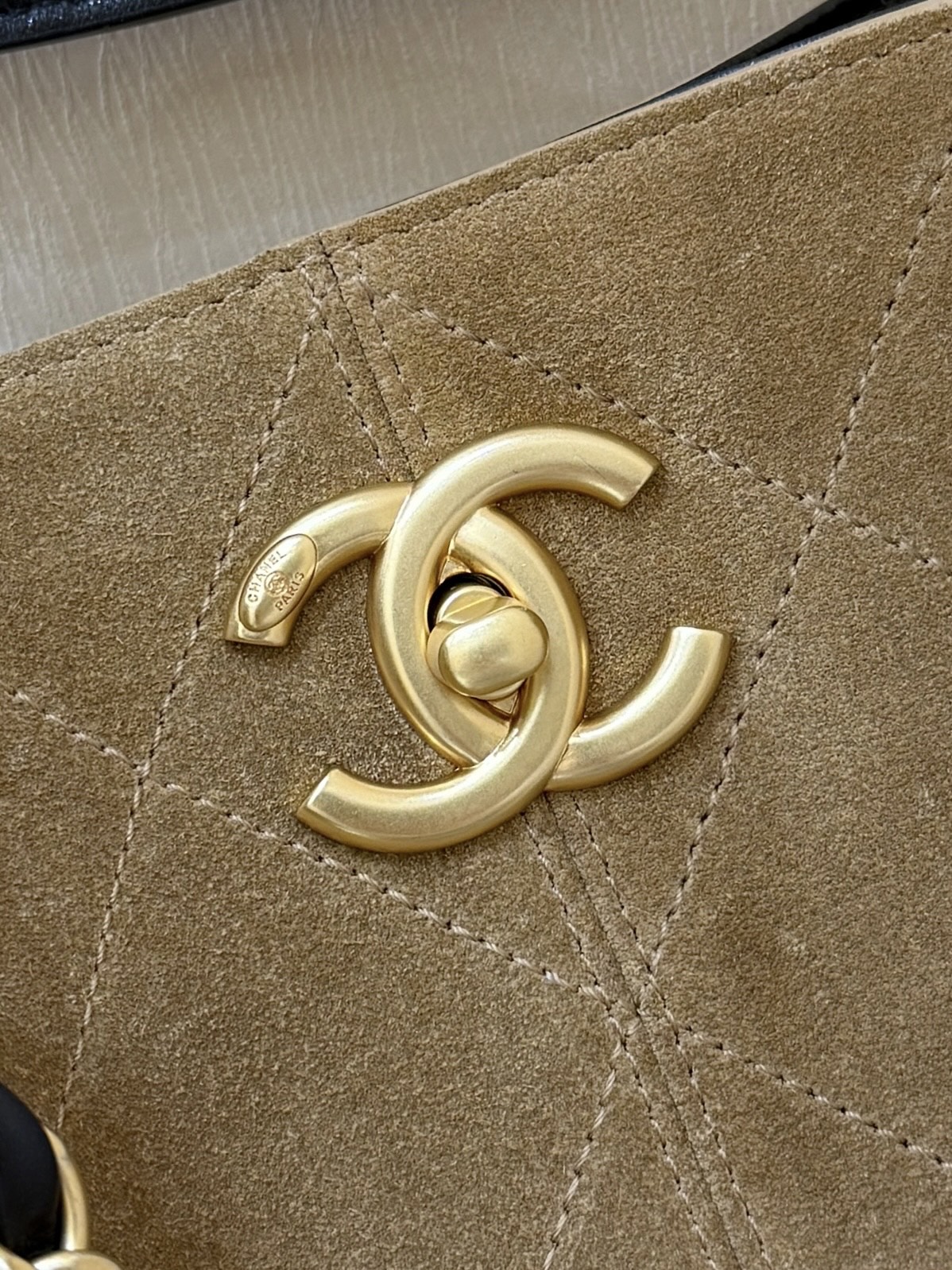 Chanel 25A High-end Handicraft Workshop Suede Colorblock Vertical Hobo AS5636 00158