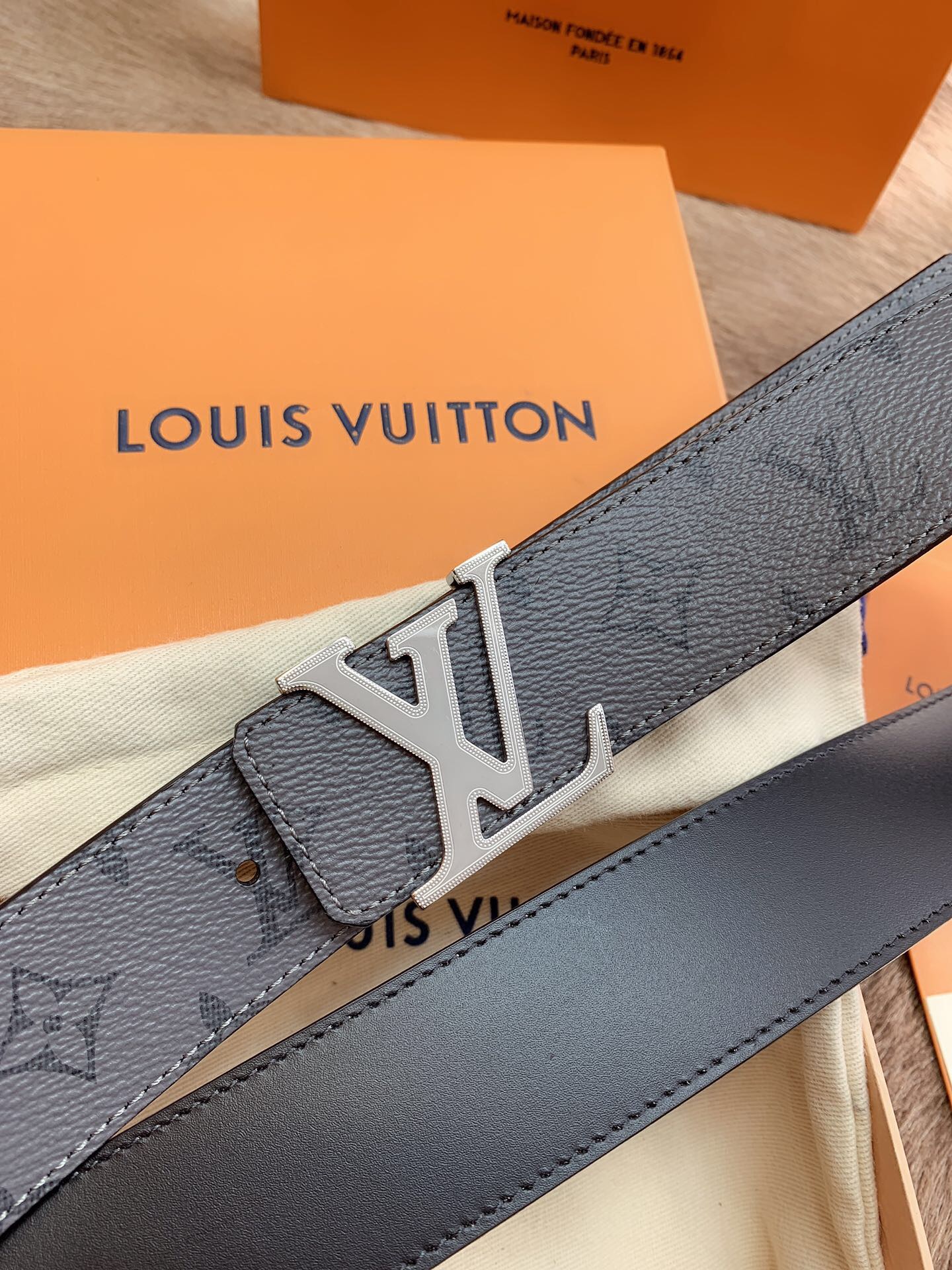 Louis Vuitton Men's Old Fashioned Cowhide Belt 4CM Width