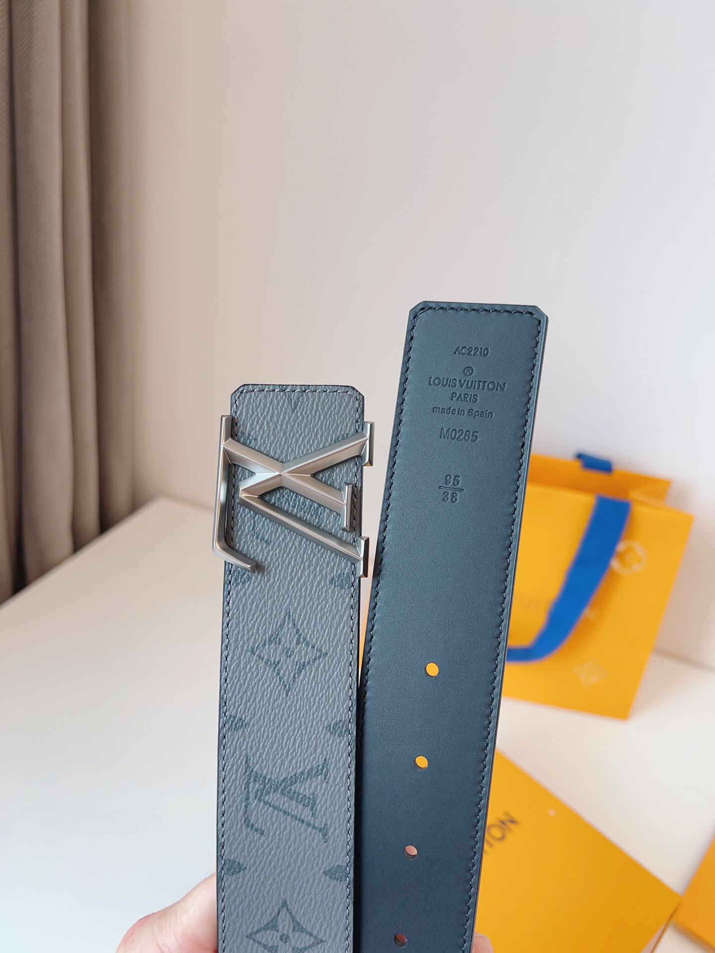 Louis Vuitton double-sided men's belt with monogram, 4cm width