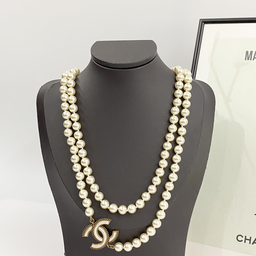 CHAN 24 vintage enamel double c pearl necklace
