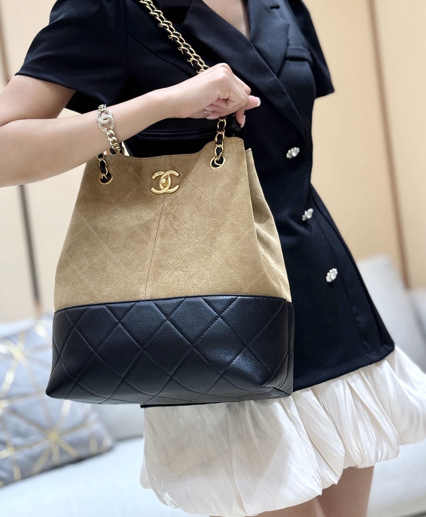 Chanel 25A High-end Handicraft Workshop Suede Colorblock Vertical Hobo AS5636 00158