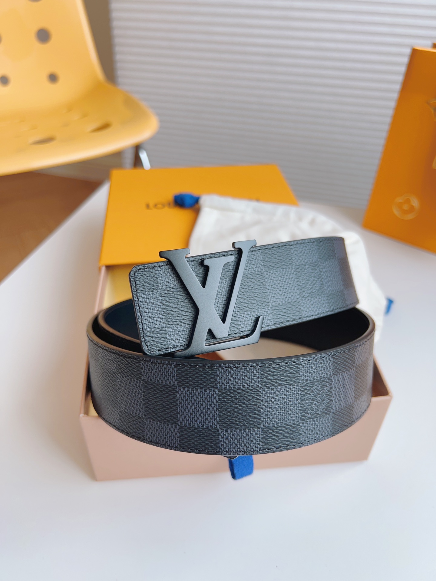 Louis Vuitton Men's Old Fashioned Cowhide Belt 4CM Width