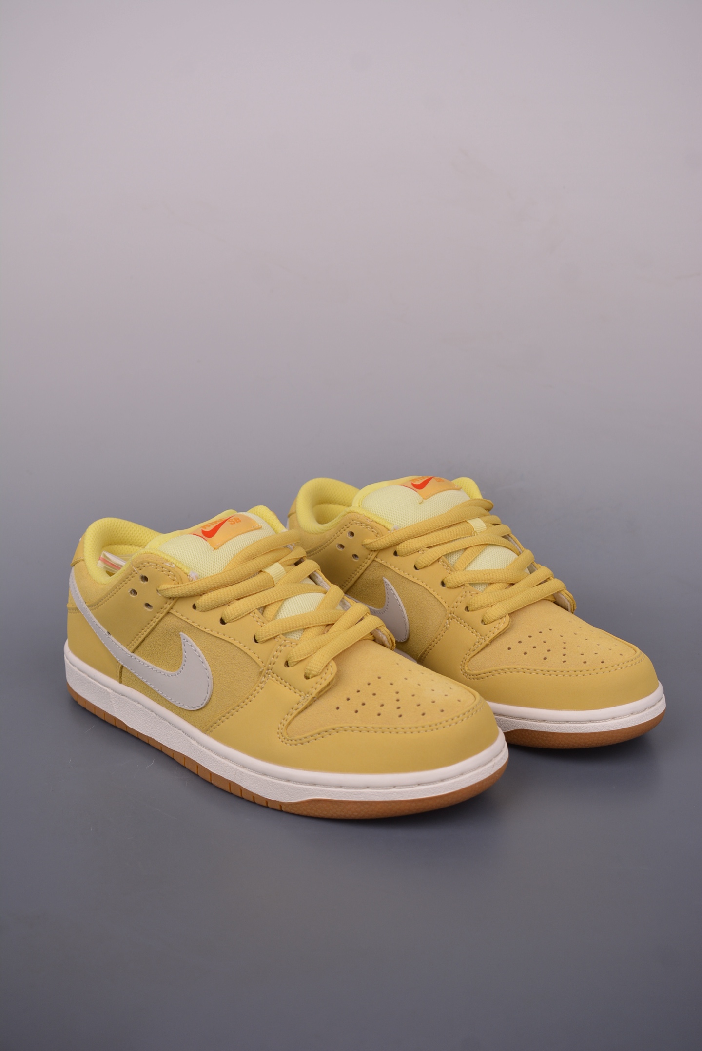 NIKE SB Dunk Low“SATURN GOLD”  FJ1674-700