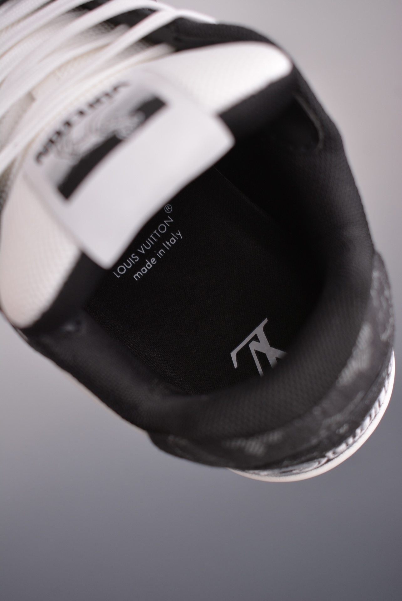 Louis Vuitton Trainer Sneaker Low Black and White Signature 1A9ZG9
