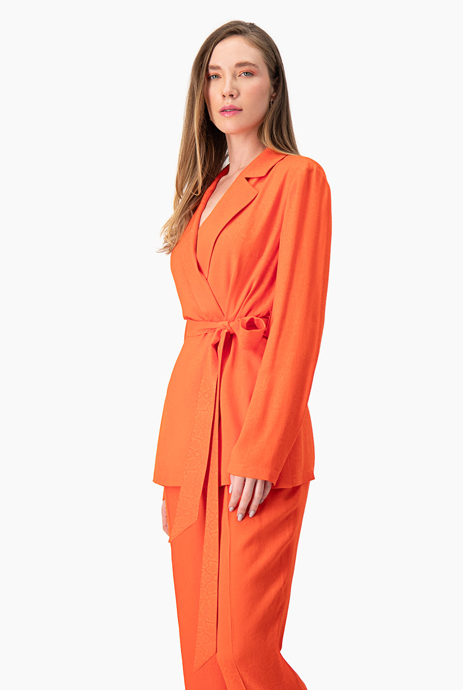 Saco blazer cruzado con cinta en cintura