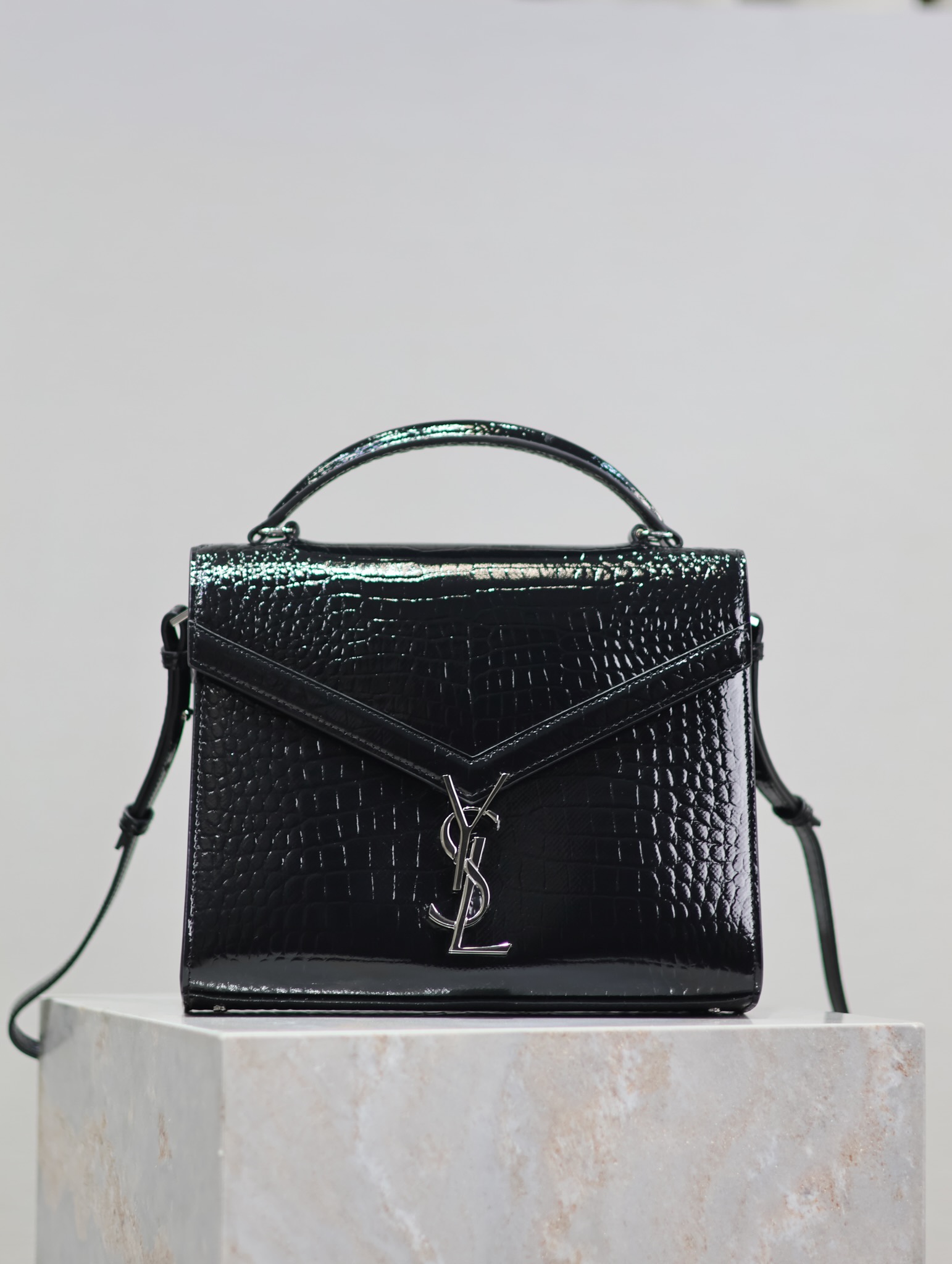 Yves Saint Laurent CASSANDRA Handbag 578000