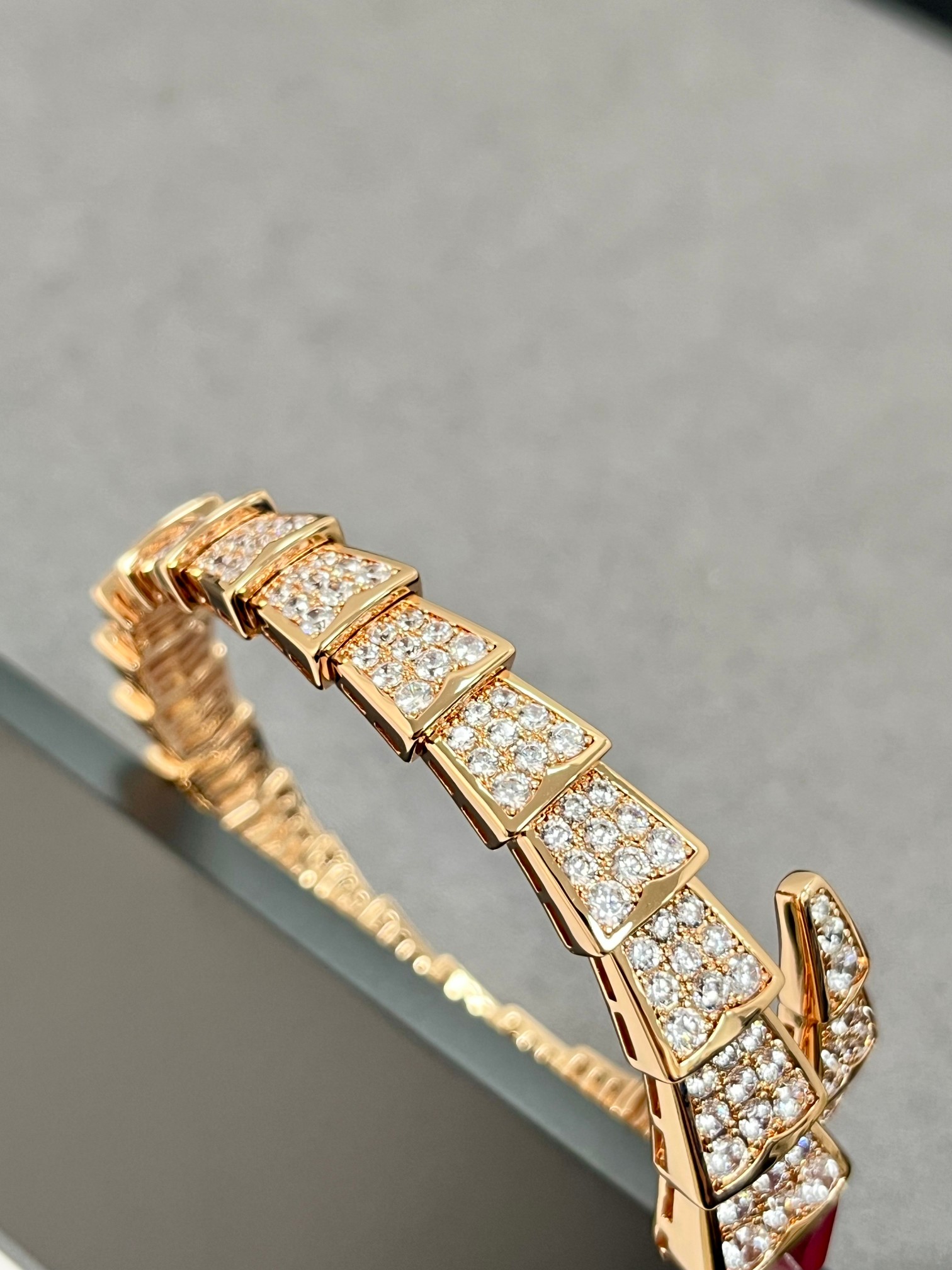 Bulgari ruby ​​snake bone full diamond bracelet