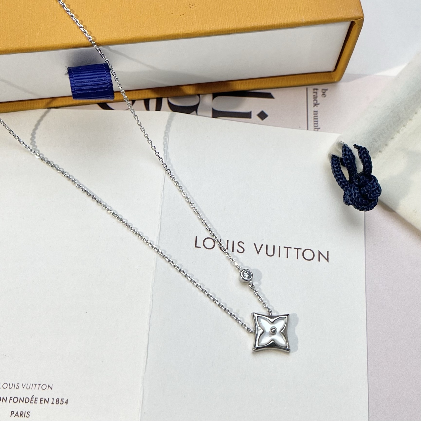 Louis Vuitton single flower diamond necklace