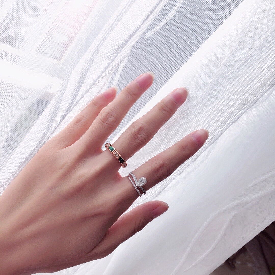 Bulgari Serpenti series mother-of-pearl diamond ring