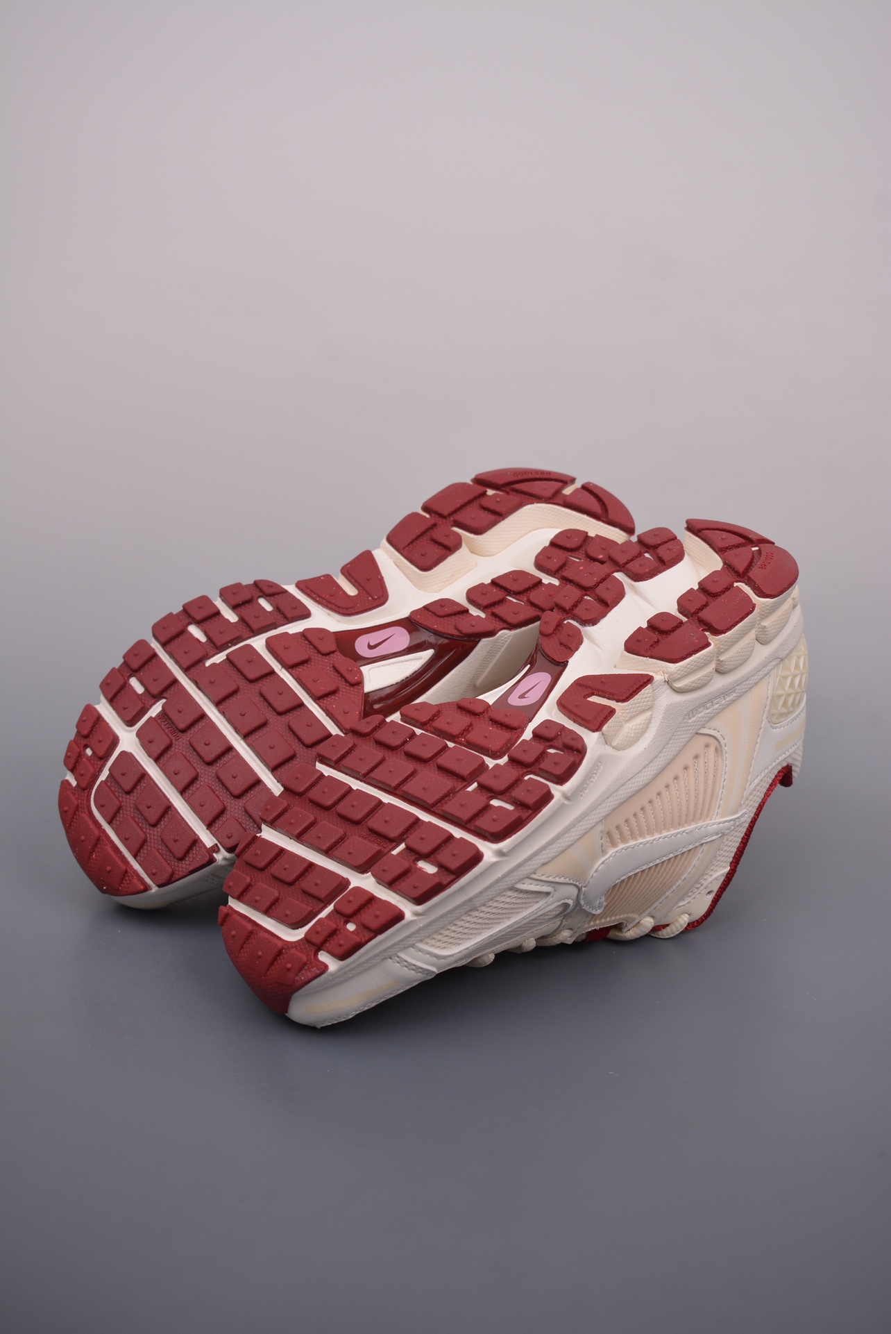 Nike Zoom Vomero 5 Valentine's Day HF0737-111