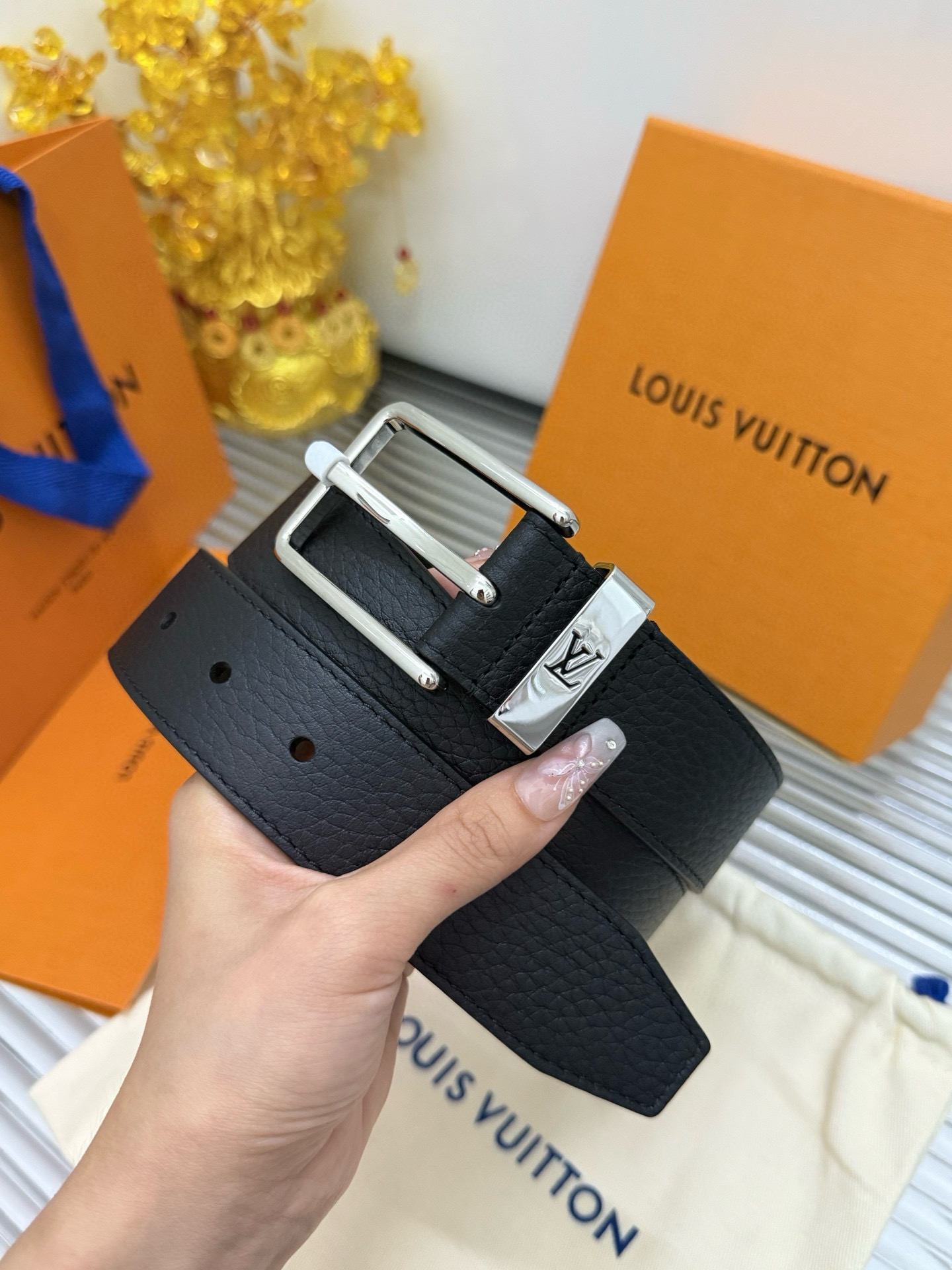 Louis Vuitton men's belt with pin buckle and lychee pattern, 3.5cm wide