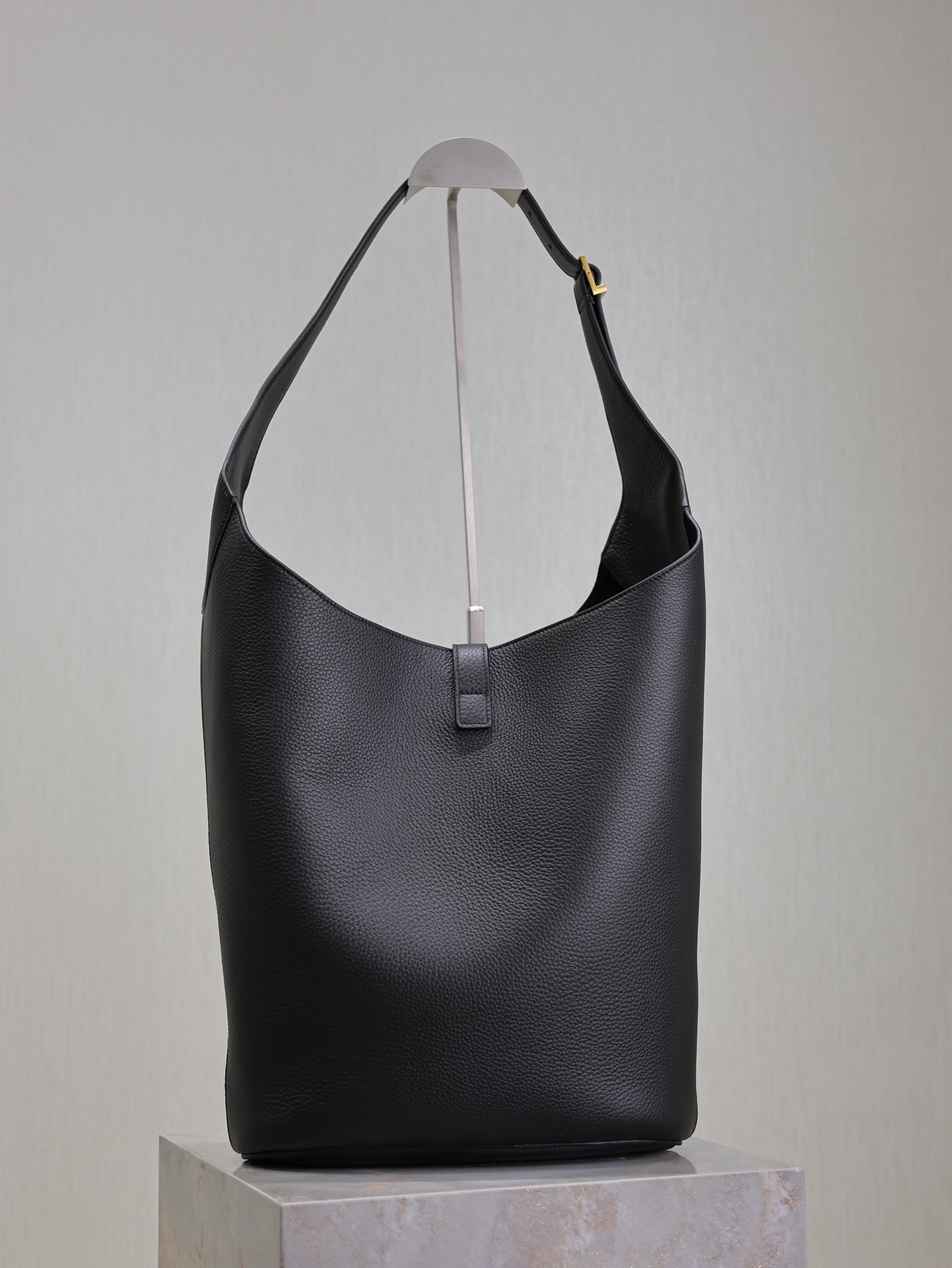 Yves Saint Laurent LE 5À7 Large Bucket Underarm Bag 753823