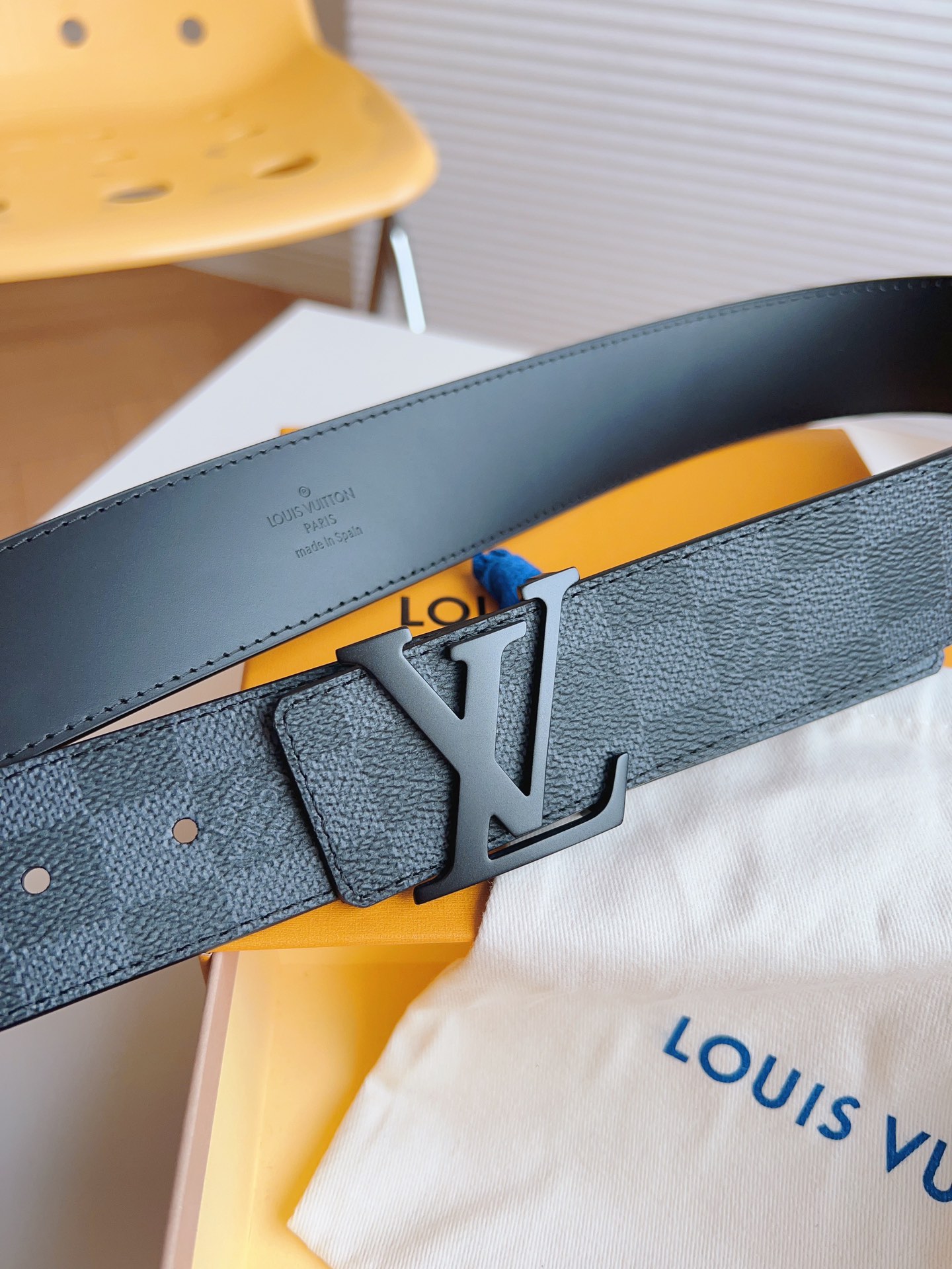 Louis Vuitton Men's Old Fashioned Cowhide Belt 4CM Width