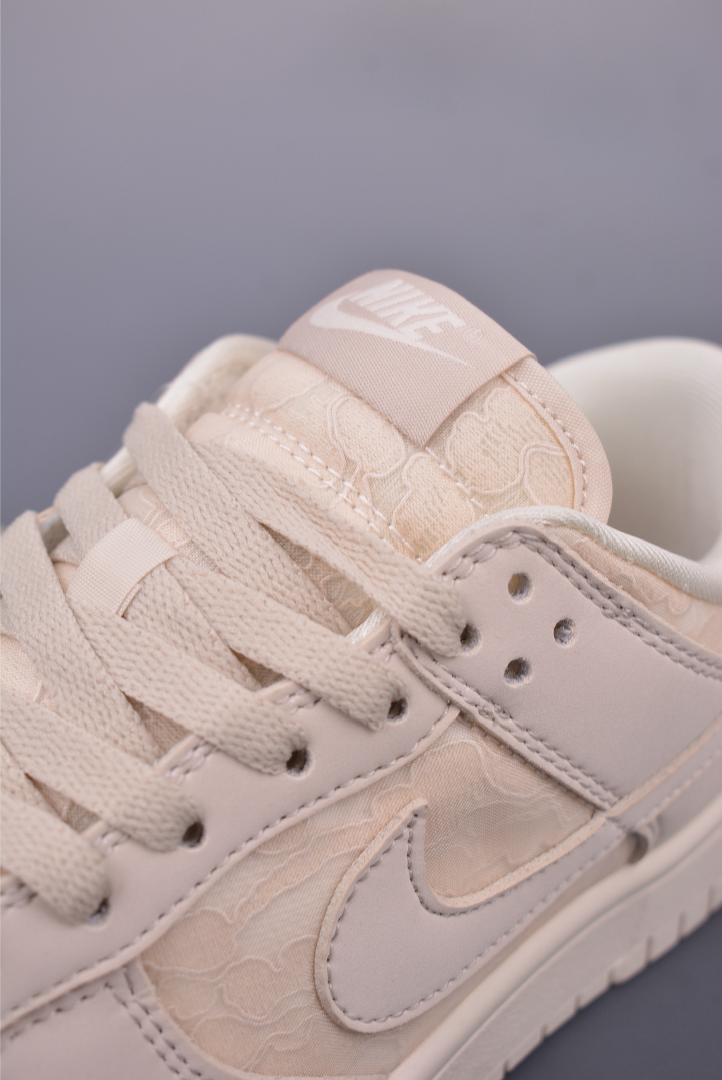NIKE SB Dunk Low sneakers White and Pink HJ5870-100