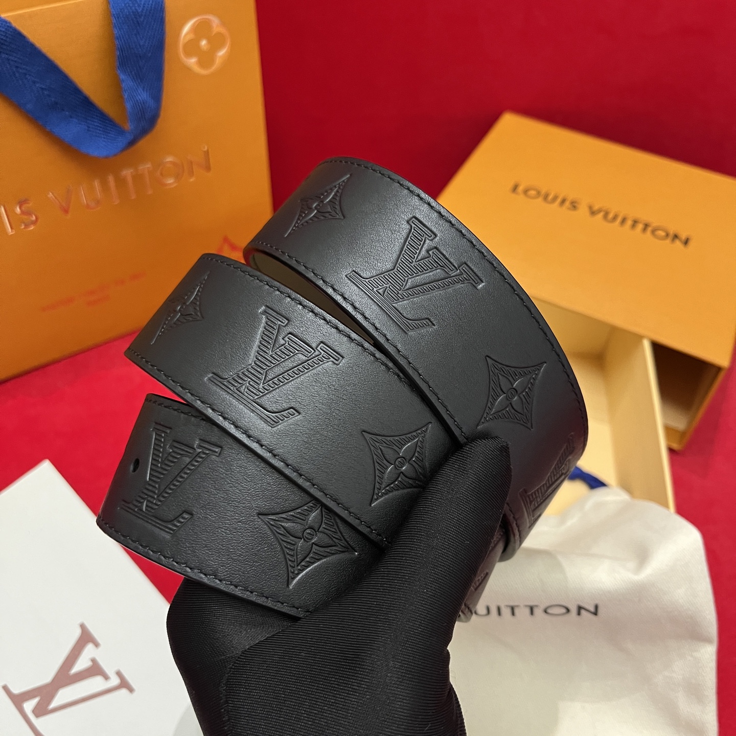 Louis Vuitton embossed leather men's belt, 4cm wide