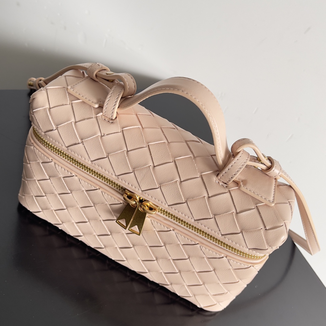 Bottega Veneta 2024 Woven Zippered Baguette Bag 789109