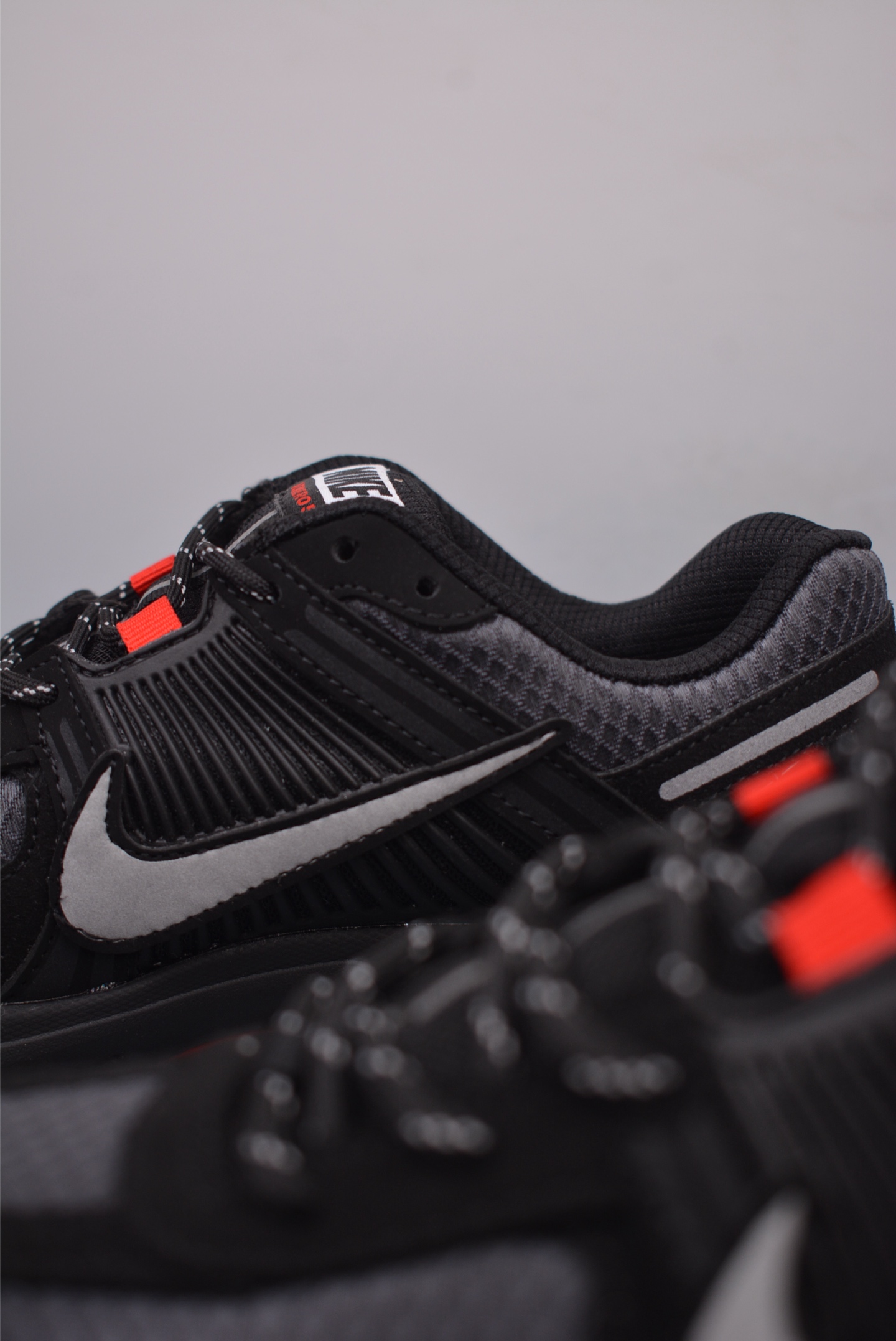 NIKE ZOOM Vomero 5 SP Retro Style Black White Red