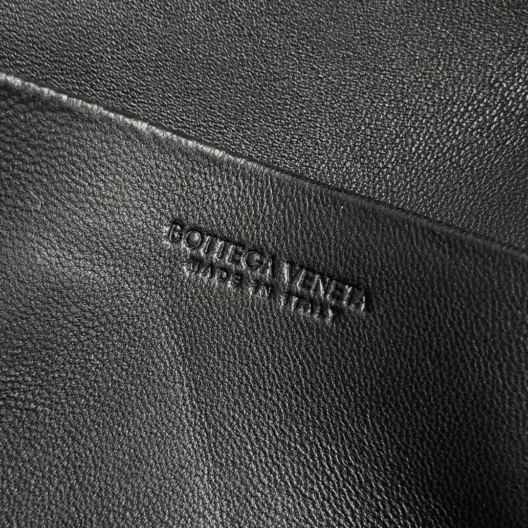 Bottega Veneta 2024 Woven Zippered Baguette Bag 789109