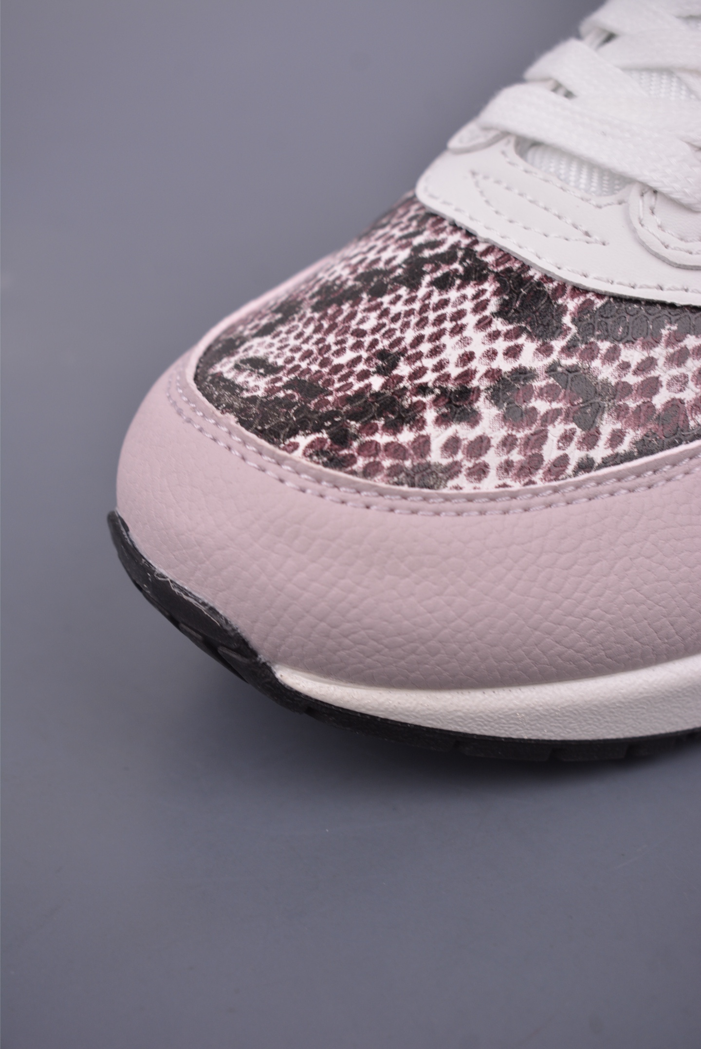 Supreme x Nike Air Max 1 '87 SP Original Series White and Gray Snakeskin HF5338-100