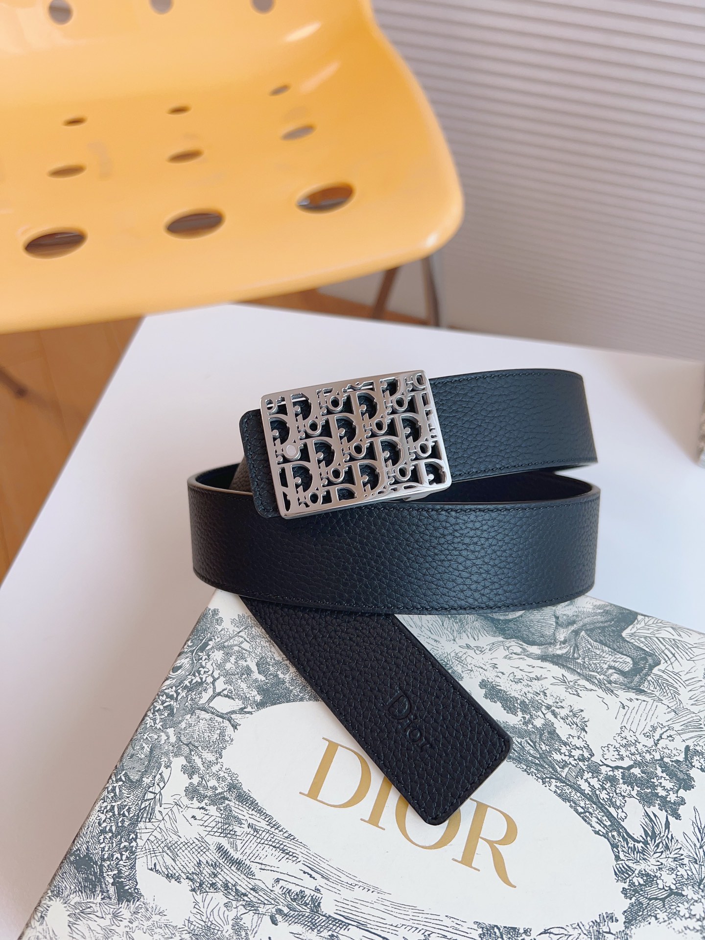 Dior hollow buckle cowhide double-sided belt 3.5CM wide