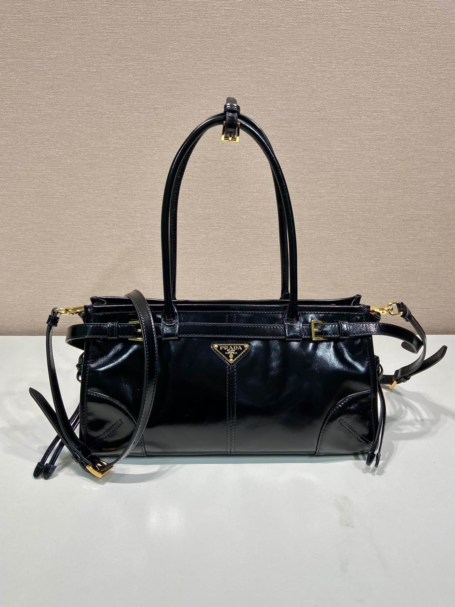 Prada lussolf patent leather handbag 1BA426