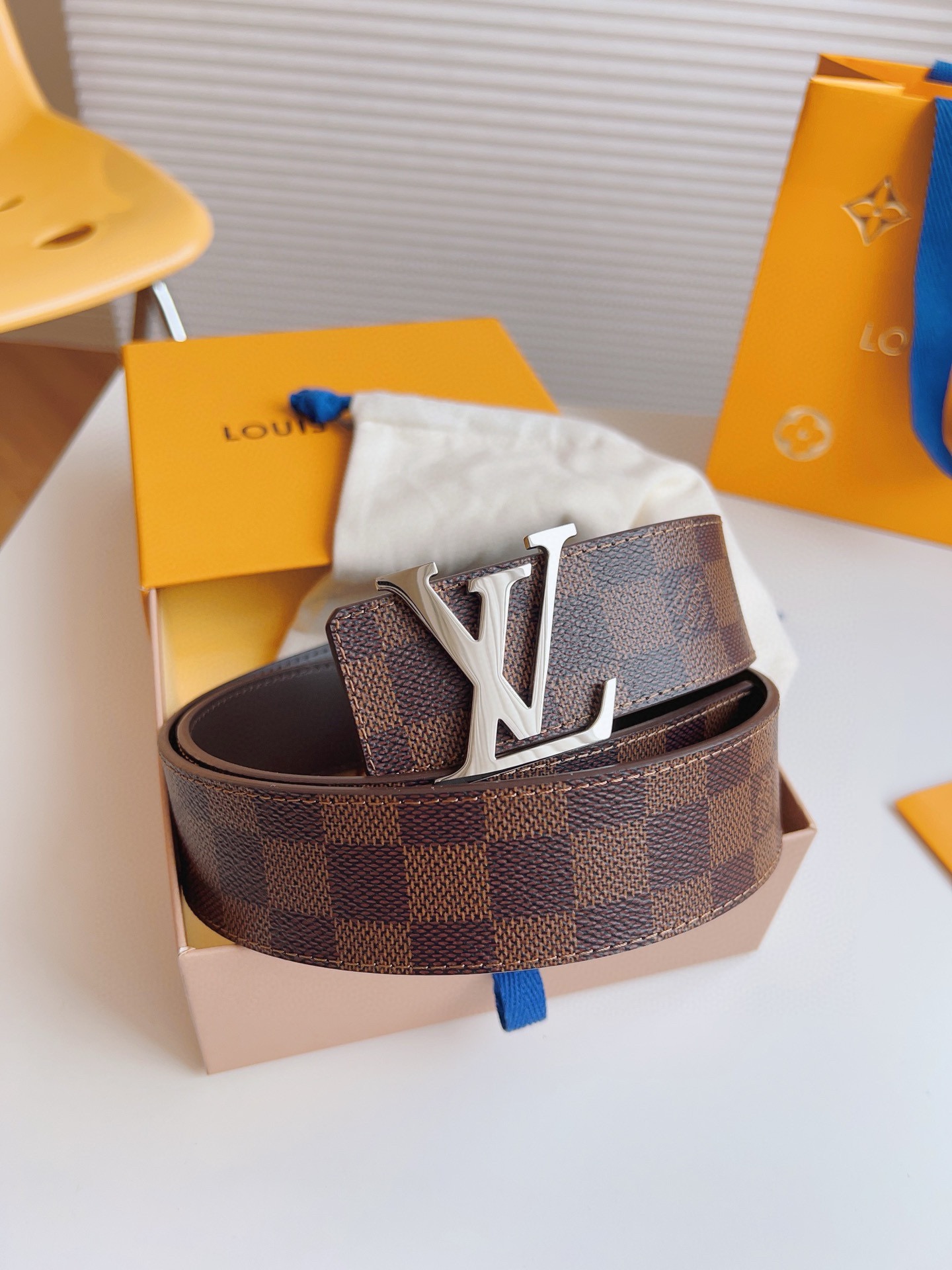 Louis Vuitton Men's Old Fashioned Cowhide Belt 4CM Width