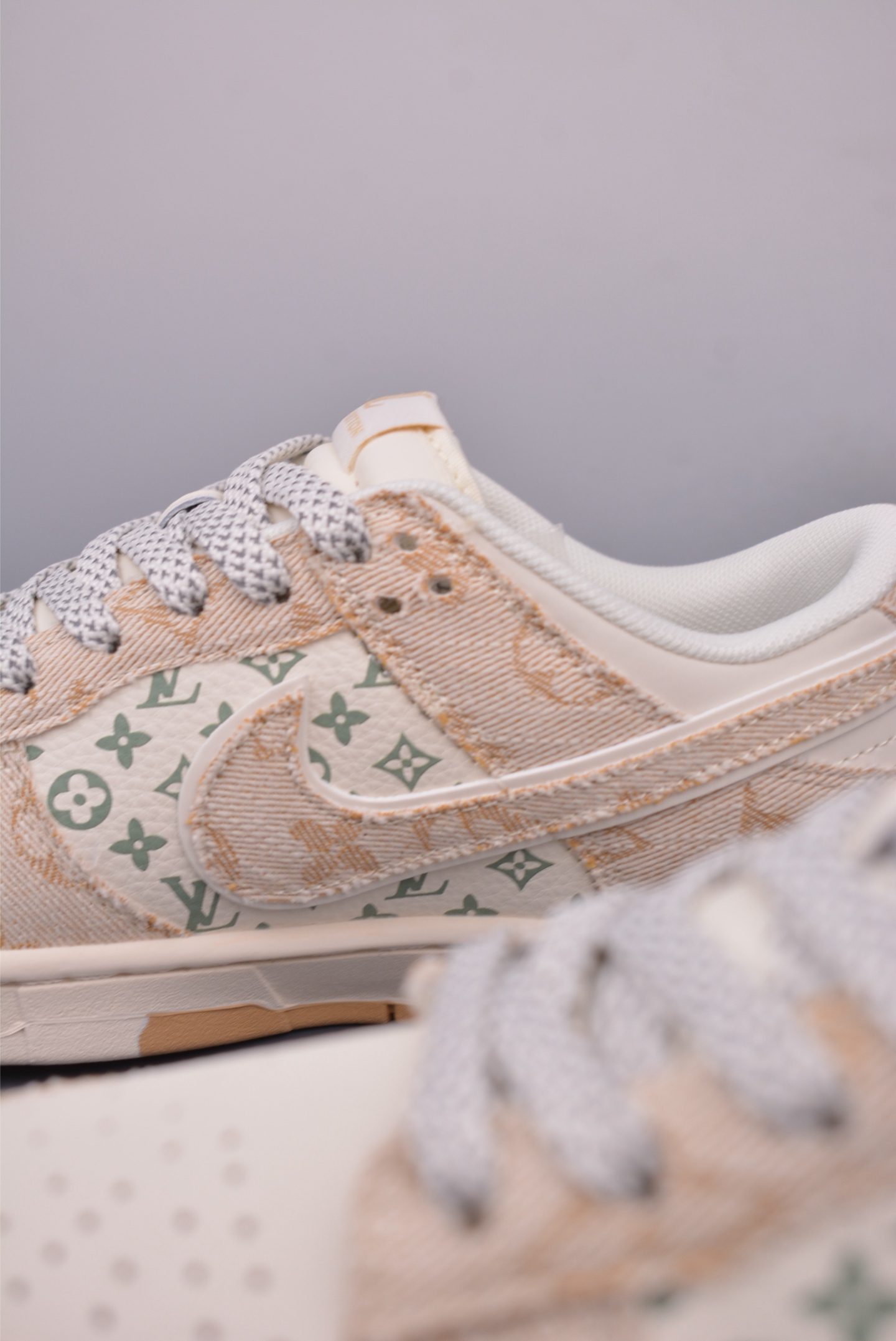 Louis Vuitton x Nike SB Dunk Low   YX5066-352