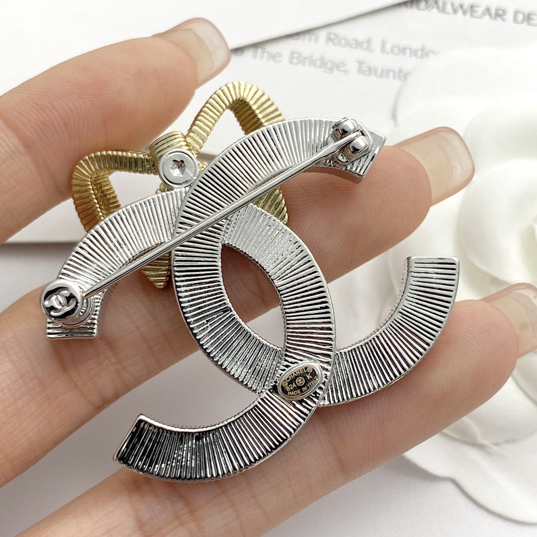 CHAN 24 gold and silver three-dimensional bow brooch