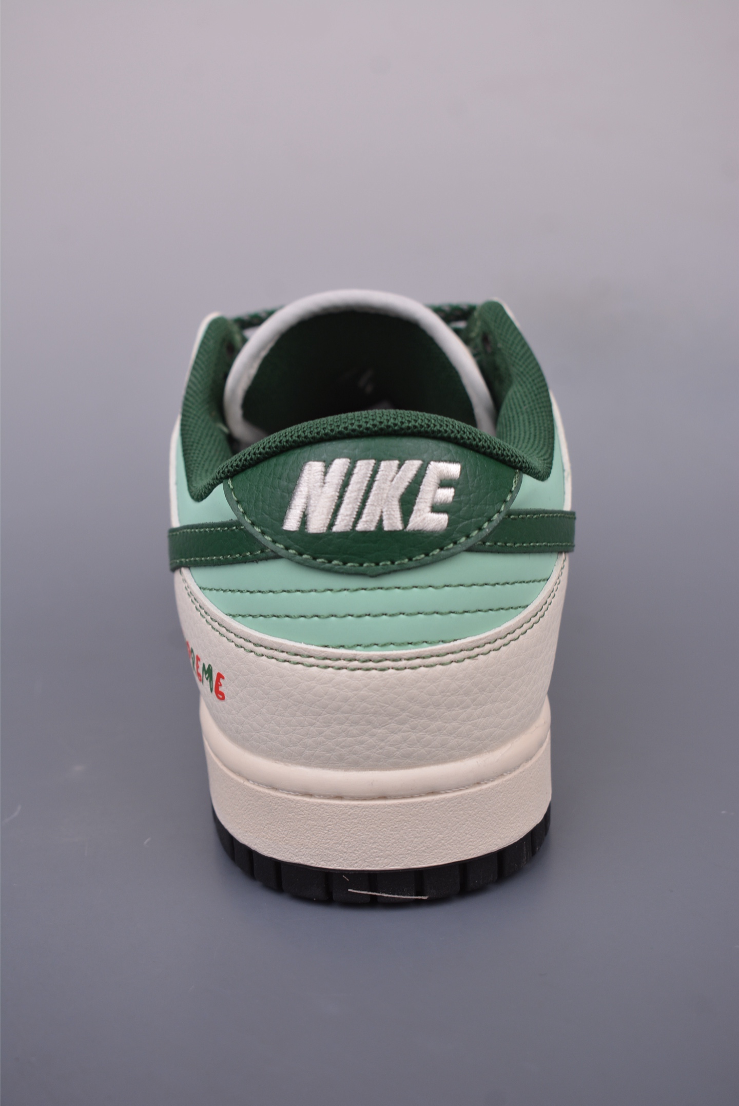 Supreme x Nike SB Dunk Low sneakers off-white green color logo FC1668-222