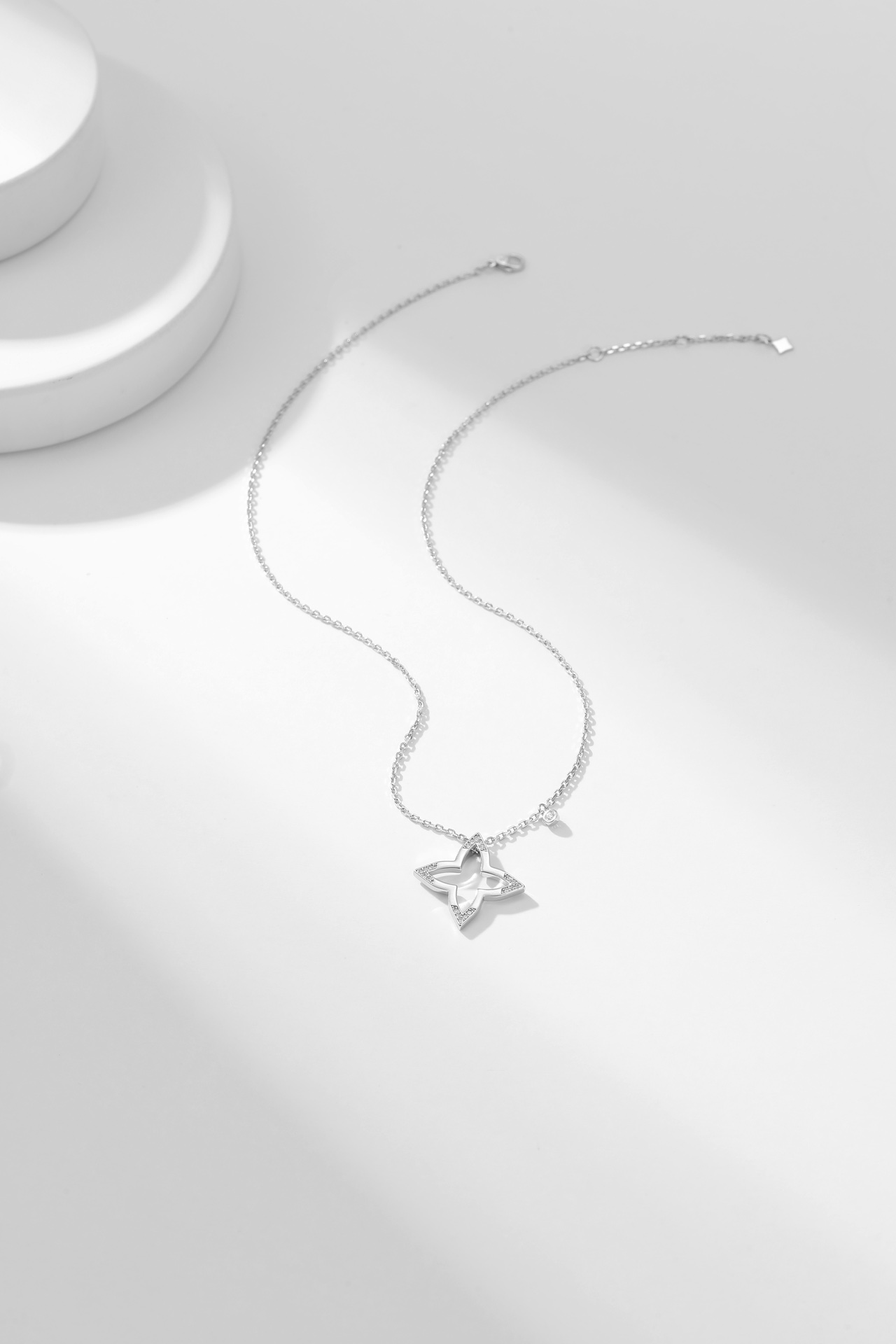 LV Color Blossom series four-pointed star pattern necklace