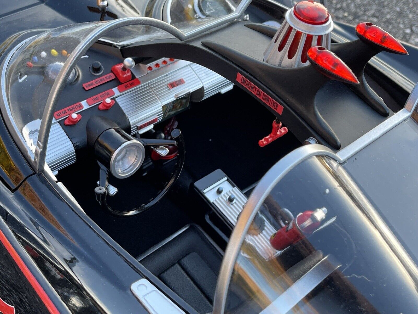 1/6 1966 Batmobile Collectible Vehicle – Ultimate DX version