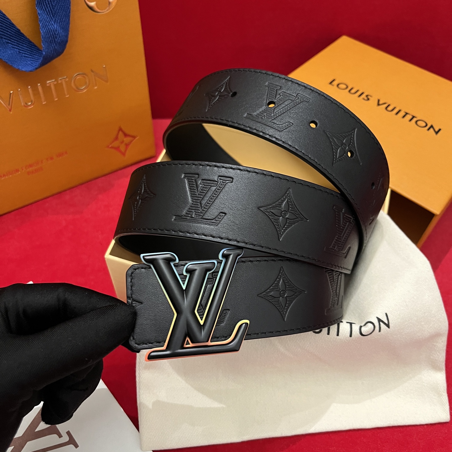 Louis Vuitton embossed leather men's belt, 4cm wide