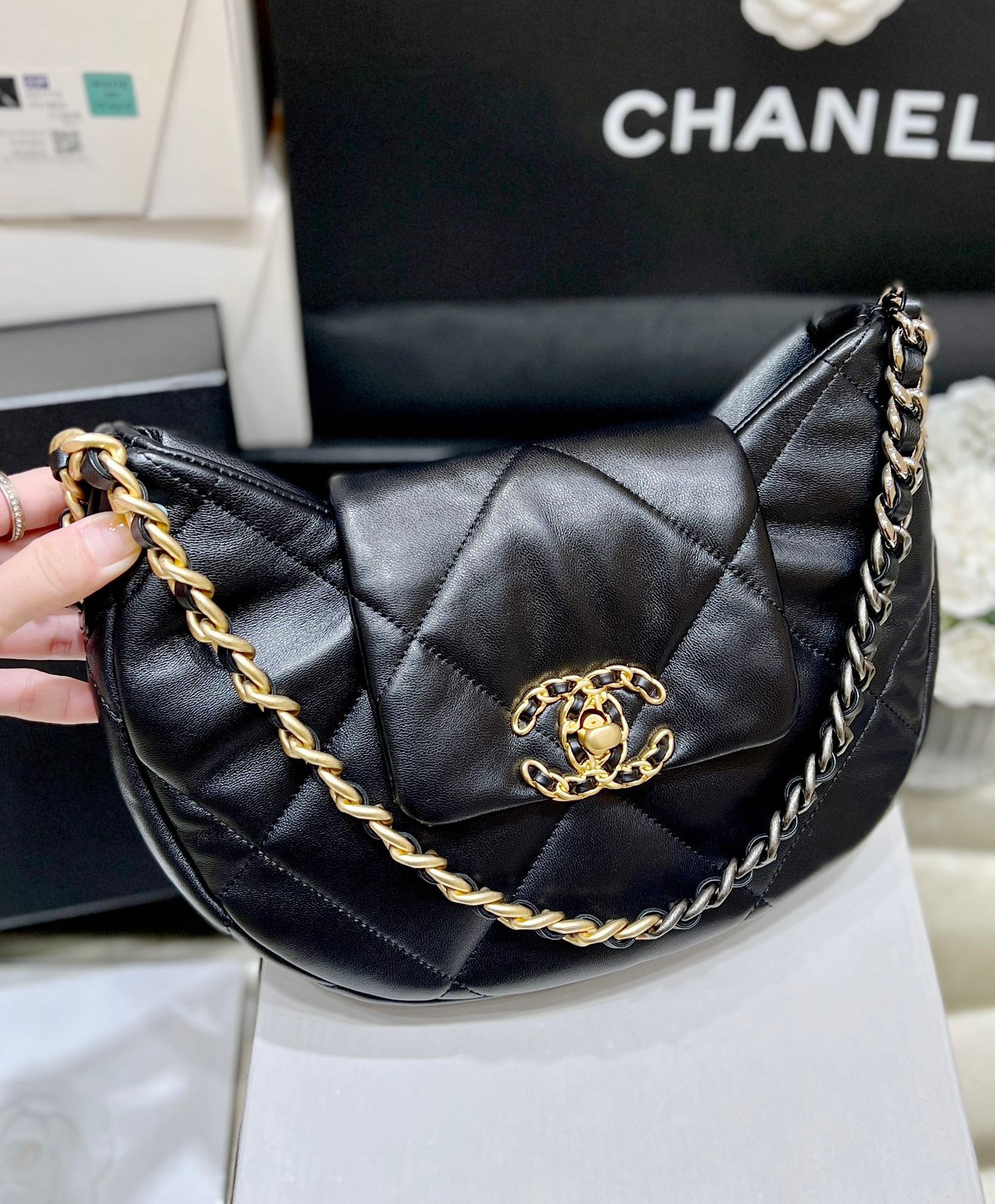Chanel 24C Early Spring Resort Series Underarm Bag AS4638 00128