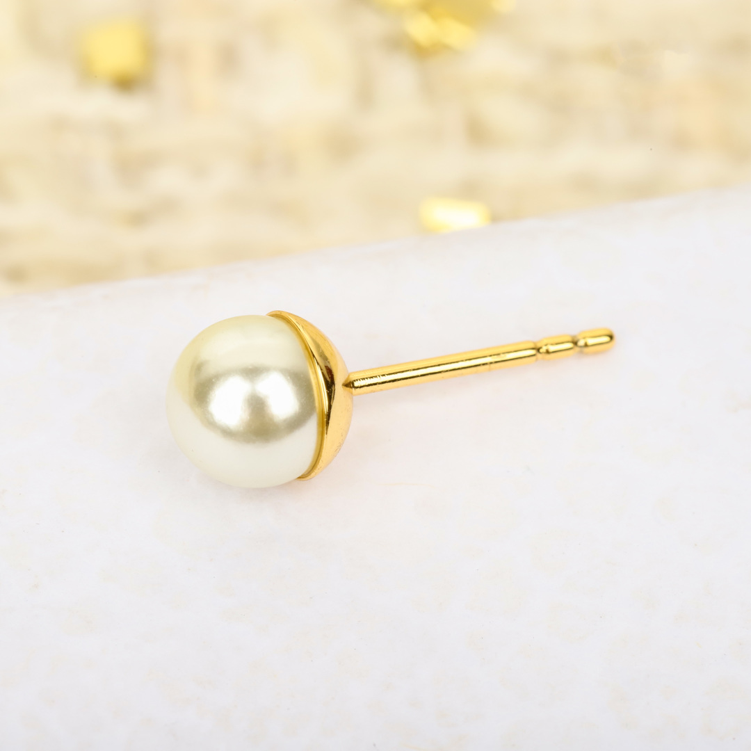 Dior 25 hollow shell earrings