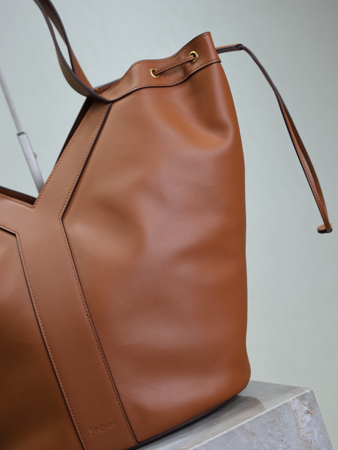 Yves Saint Laurent Leather HOBO Large Handbag 833160