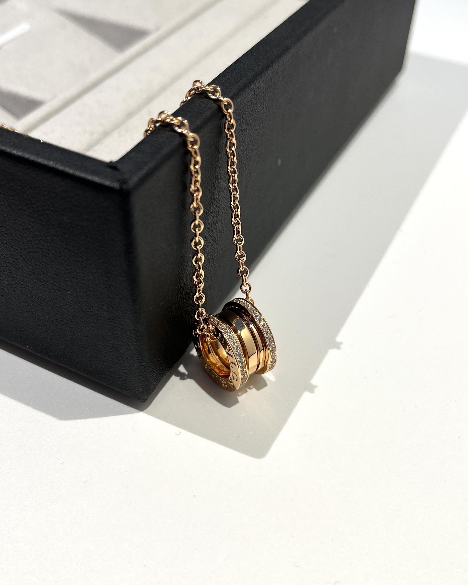 Bulgari B.ZERO1 series diamond spring necklace