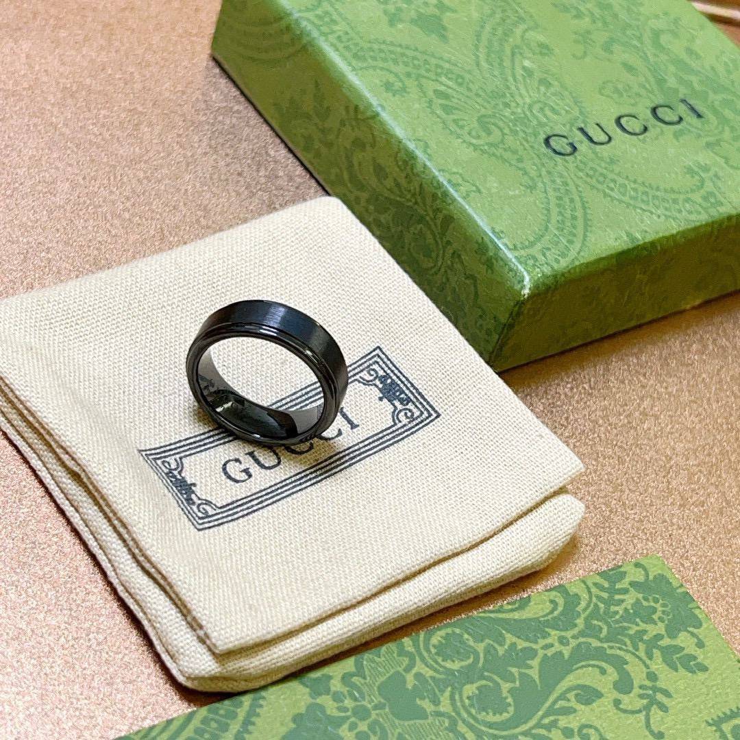 GUCCI black polished ring